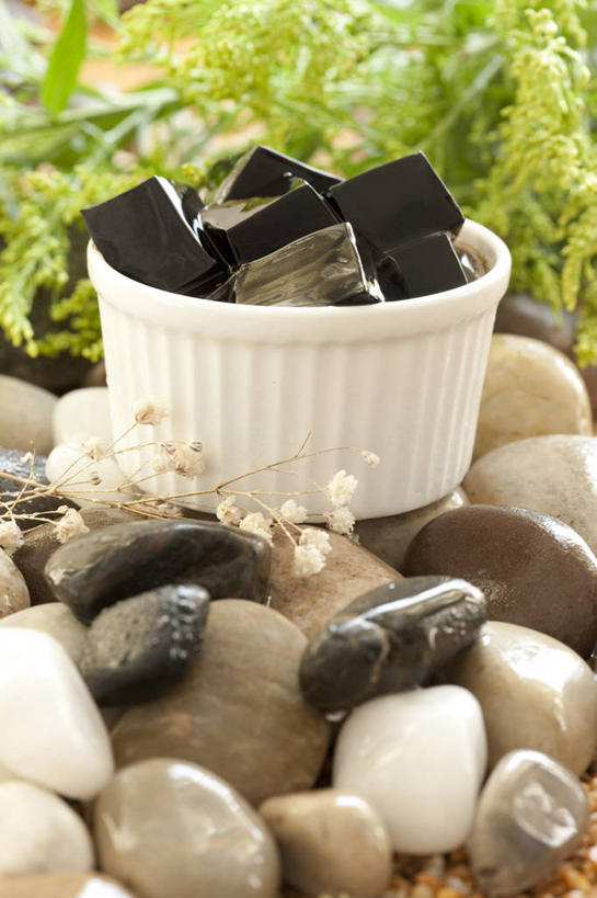 点心,无人,竖图,彩色,室外,特写,静物,餐具,中国,亚洲,艺术,装饰,美味,食品,龟苓膏,小吃,饮食,绿色,碗,甜食,鹅卵石,诱惑,摄影,五颜六色,色彩斑斓,膳食,五彩缤纷,东亚,健康食物,五彩斑斓,五光十色,彩图