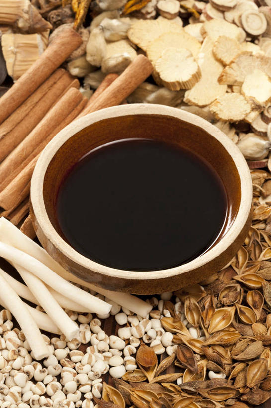 无人,医生,竖图,俯视,特写,化妆,美容,植物,连翘,静物,北京,中国,亚洲,许多,护肤,药,准备,堆叠,丰富,材料,瓷器,液体,草药,药草,陶瓷制品,肉桂,很多,传统,中药,药水,碗,医护人员,医疗人员,保养,享受,休闲,健康,放松,保健,摄影,有机食品,多样,堆,甘草,研磨,草本,中国文化,医疗器械,药材,中草药,选择,干的,营养品,薏米,中医,东亚,养颜,中药材,本草,技能,大夫,青翘,落翘,连壳,黄奇丹,黄花条,彩图,高角度拍摄,全画面,全框架,全帧,影棚拍摄,SPA美容,木通,全画幅,传统文化,汉医,成分