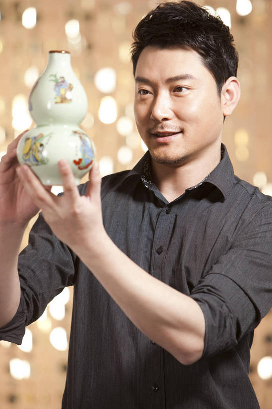 东方人,中年人,一个人,商店,笑,微笑,露齿笑,竖图,室内,正面,衬衫,购物,时尚,快乐,幸福,北京,中国,亚洲,仅一个男性,陶瓷制品,拿着,看,财富,摄影,古董,高雅,享乐,华贵,东亚,男人,中年男性,亚洲人,中国人,半身,彩图,欢乐,古董店
