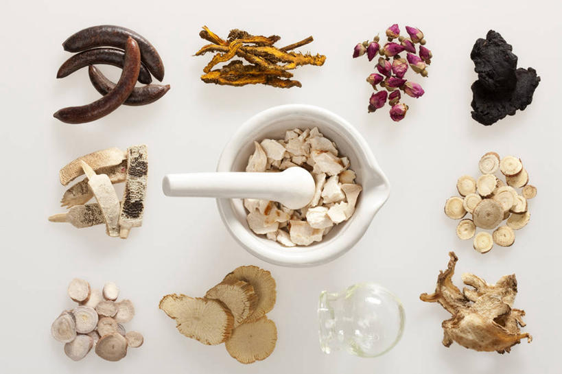 无人,医生,横图,俯视,留白,白色背景,化妆,美容,当归,静物,北京,中国,亚洲,一排,许多,护肤,药,准备,丰富,整齐,材料,瓷器,草药,药草,很多,传统,排列,汤匙,碗,医护人员,医疗人员,保养,享受,休闲,健康,放松,保健,摄影,有机食品,多样,甘草,草本,队列,中国文化,选择,干的,营养品,中医,东亚,养颜,拔罐,黄连,大夫,彩图,高角度拍摄,影棚拍摄,白芍,SPA美容,木通,熟地黄,传统文化,汉医,皂角,成分,鳖甲