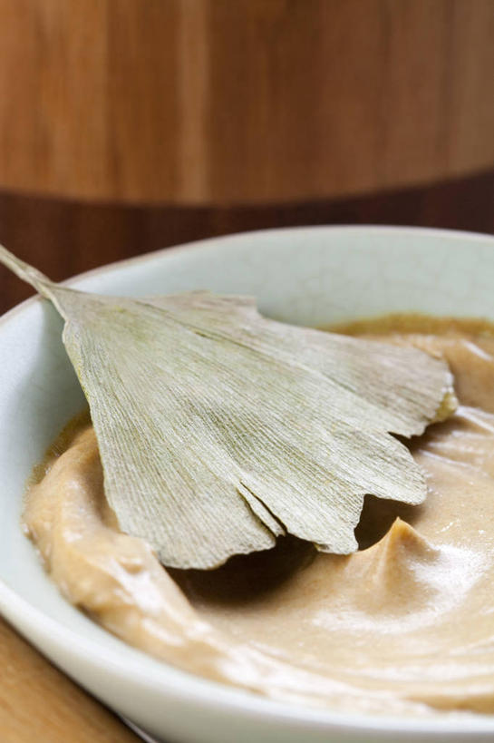 无人,竖图,俯视,特写,按摩,美容,银杏树,静物,叶子,北京,中国,亚洲,护肤,准备,材料,瓷器,润肤露,草药,药草,传统,自然,碗,干花,保养,享受,休闲,面膜,放松,SPA水疗,保健,温泉浴场,摄影,有机食品,维生素,简单,化妆用品,草本,清新,中国文化,华贵,干的,中医,东亚,养颜,替代疗法,银杏,矿泉疗养地,彩图,高角度拍摄,影棚拍摄,水疗,传统文化,成分