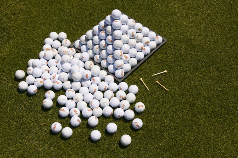 无人,横图,室外,白天,运动,草地,草坪,静物,堆叠,丰富,高尔夫球,球座,图像,设备,高尔夫球场,球,物品,草,排列,绿色,角度,摄影,堆,高尔夫球运动,上装,彩图