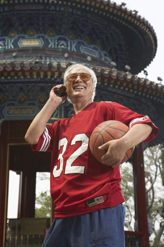 老年人,一个人,公园,站,打电话,微笑,竖图,室外,正面,仰视,时尚,通讯,信心,技术,篮球,北京,中国,亚洲,短裤,篮球运动员,T恤,现代,刺激,自然,太阳镜,夏天,活力,摄影,退休,愉悦,亭台楼阁,老年男性,男人,男性,中国人,彩图,低角度拍摄