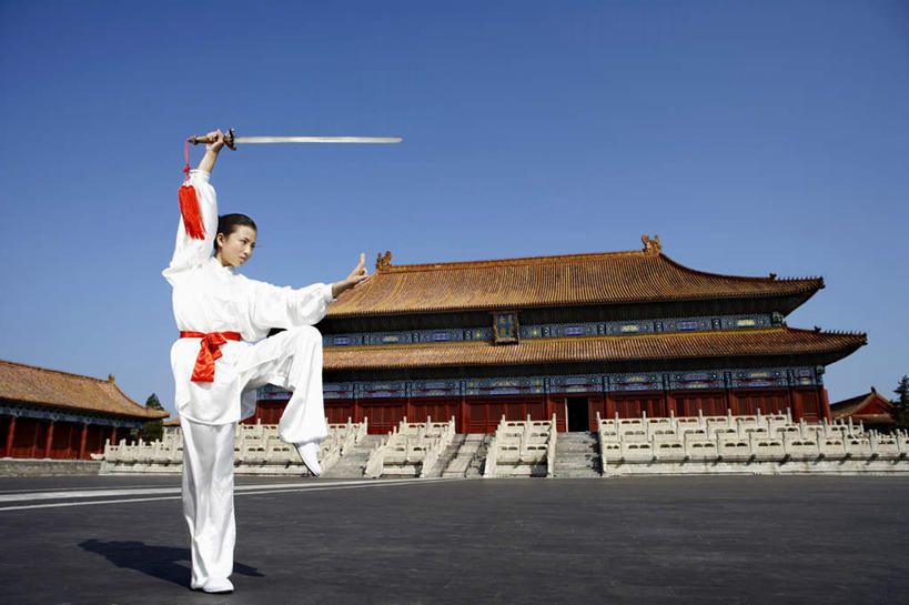 一个人,故宫,站,举,横图,留白,侧面,仰视,制服,锻炼,快乐,热情,比赛,运动,信心,竞争,武术,北京,中国,亚洲,娱乐,传统,夏天,看,托,休闲,武器,奥林匹克,奥运,力量,摄影,动作,专心,剑,敏捷,体育运动,中国文化,肖像,挑战,技能,能力,体育,年轻女性,中国人,年轻人,举起,举手,举着,向上举,向上伸,向上托,彩图,低角度拍摄,传统服装,健身,奥运会,奥林匹克运动,精力,摆拍