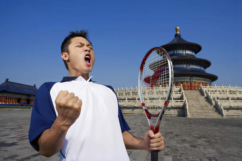 一个人,天坛,站,横图,侧面,仰视,制服,锻炼,快乐,满意,热情,成功,比赛,运动,竞争,北京,中国,亚洲,网球拍,大喊,娱乐,传统,刺激,夏天,休闲,奥林匹克,奥运,力量,摄影,专心,体育运动,中国文化,挑战,队服,能力,体育,网球运动,年轻男性,中国人,年轻人,半身,彩图,低角度拍摄,健身,奥运会,奥林匹克运动,精力