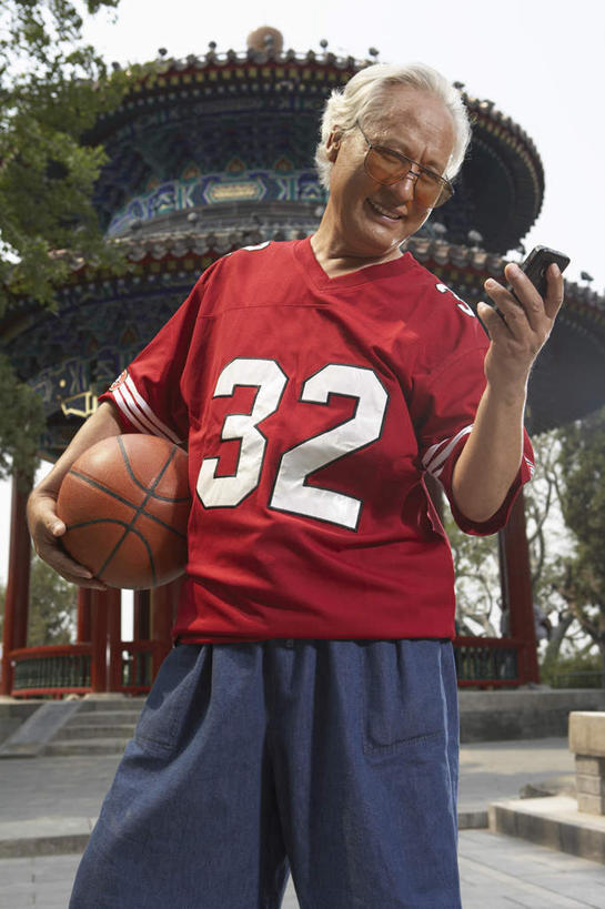 老年人,一个人,公园,站,打电话,微笑,竖图,室外,正面,仰视,时尚,通讯,信心,技术,篮球,北京,中国,亚洲,短裤,篮球运动员,T恤,现代,刺激,自然,太阳镜,夏天,活力,摄影,退休,愉悦,亭台楼阁,老年男性,男人,男性,中国人,彩图,低角度拍摄