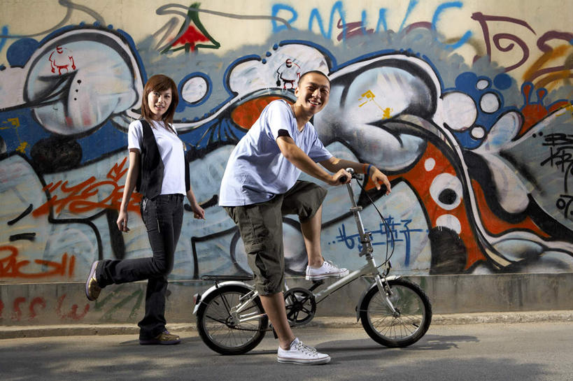 两个人,站,坐,微笑,横图,室外,留白,侧面,抽象,仰视,时尚,幸福,自行车,北京,中国,亚洲,短裤,墙,T恤,骑,夏天,休闲,放松,活力,约会,运输,摄影,汗衫,创造力,享乐,异性恋,年轻男性,年轻女性,中国人,年轻人,彩图,低角度拍摄,爱,涂鸦