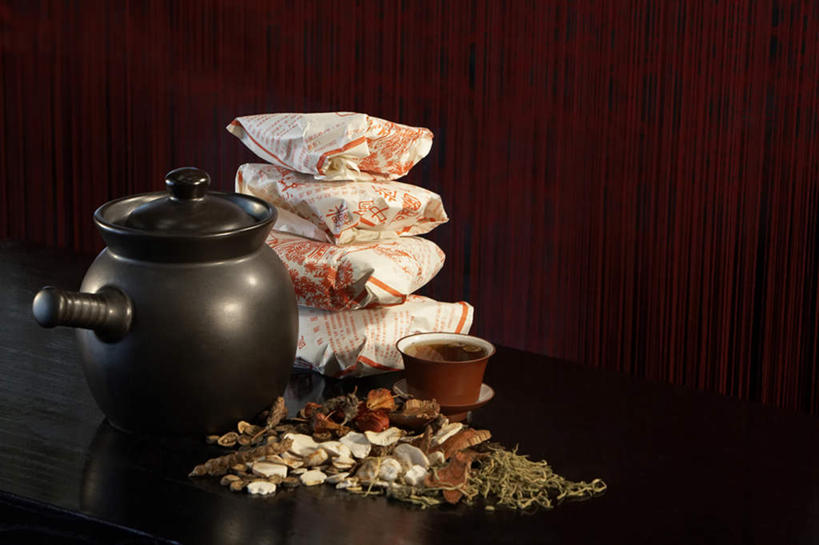 老年人,无人,家庭,横图,俯视,室内,桌子,叶子,亚洲,喝,包装,瓷器,房屋,公寓,茶道,茶叶,草药,药草,陶瓷制品,传统,汤碗,饮食,自然,茶壶,医疗用品,茶馆,温暖,温馨,一家人,陶器,和睦,草本,中国文化,中医,东亚,热饮,广口瓶,东亚文化,北京市,茶杯,彩图,高角度拍摄,餐馆,融洽,传统文化,物理疗法