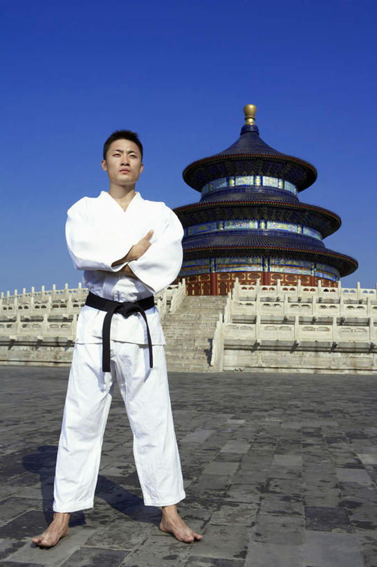 一个人,天坛,站,双手交叉,竖图,留白,正面,仰视,制服,热情,运动,信心,竞争,柔道,北京,中国,亚洲,传统,夏天,奥运,力量,摄影,希望,专心,双手抱胸,中国文化,黑带,挑战,年轻男性,中国人,年轻人,彩图,低角度拍摄,精力,韧性