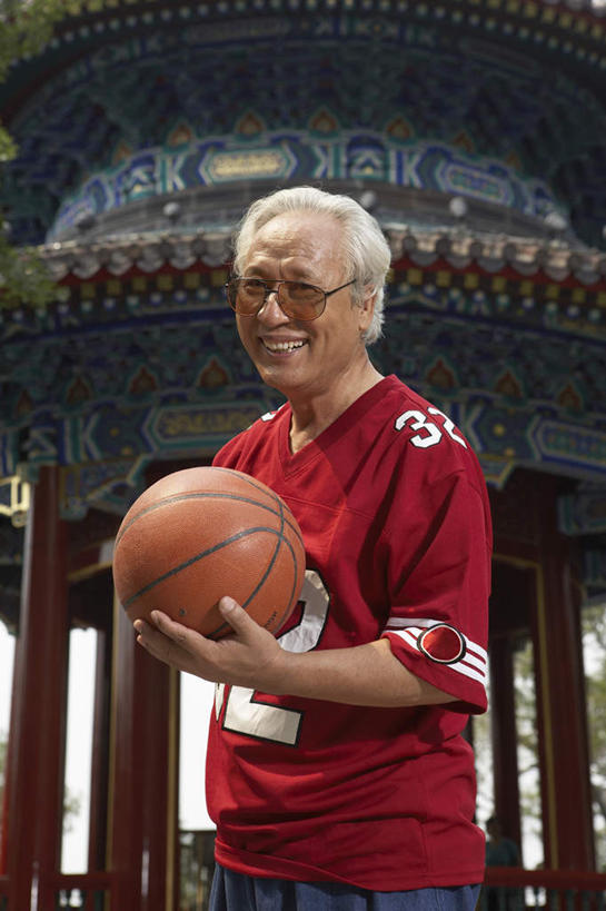 老年人,一个人,公园,站,微笑,竖图,室外,正面,仰视,时尚,信心,篮球,北京,中国,亚洲,篮球运动员,T恤,现代,自然,太阳镜,夏天,活力,摄影,退休,愉悦,出示,亭台楼阁,老年男性,男人,男性,中国人,彩图,低角度拍摄,摆拍