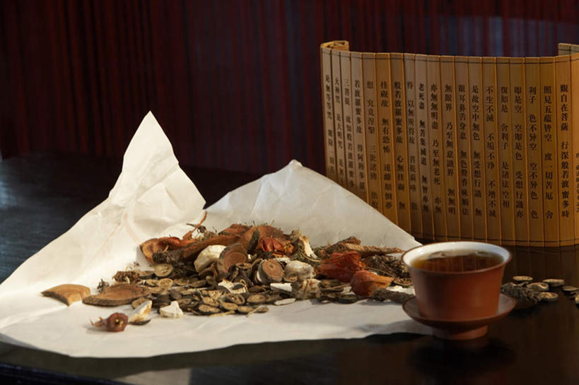 老年人,无人,横图,室内,桌子,叶子,亚洲,喝,包裹,瓷器,纸,茶道,茶叶,草药,药草,传统,汤碗,饮食,自然,医疗用品,茶馆,汉字,竹简,草本,中国文化,中医,东亚,热饮,东亚文化,北京市,茶杯,彩图,餐馆,传统文化,物理疗法