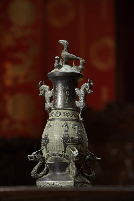 无人,设计师,竖图,室内,正面,侧面,仰视,建筑,静物,雕塑,亚洲,艺术,装饰,瓷器,雕刻,雕像,房屋,围墙,历史,传统,工艺品,古董,纪念,复杂,美术,起居室,近景,中国文化,主题,手艺,陈列,东亚,东亚文化,北京市,功能,美学,古代文明,知识产权,木工,彩图,低角度拍摄,传统文化,过去