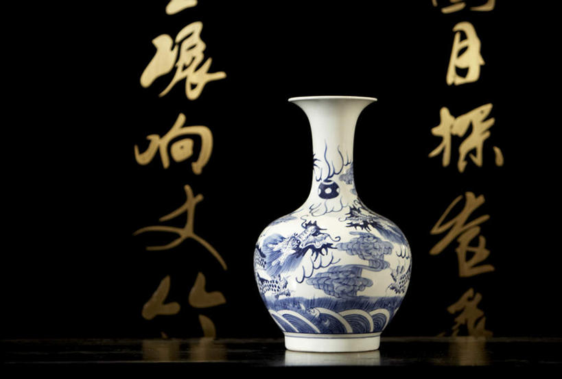 无人,设计师,横图,室内,正面,仰视,建筑,静物,花瓶,亚洲,瓷器,雕刻,房屋,围墙,陶瓷制品,历史,传统,蓝色,白色,工艺品,汉字,古董,礼节,复杂,起居室,高雅,近景,中国文化,手艺,东亚,东亚文化,北京市,古代文明,式样,知识产权,木工,彩图,低角度拍摄,传统文化,过去