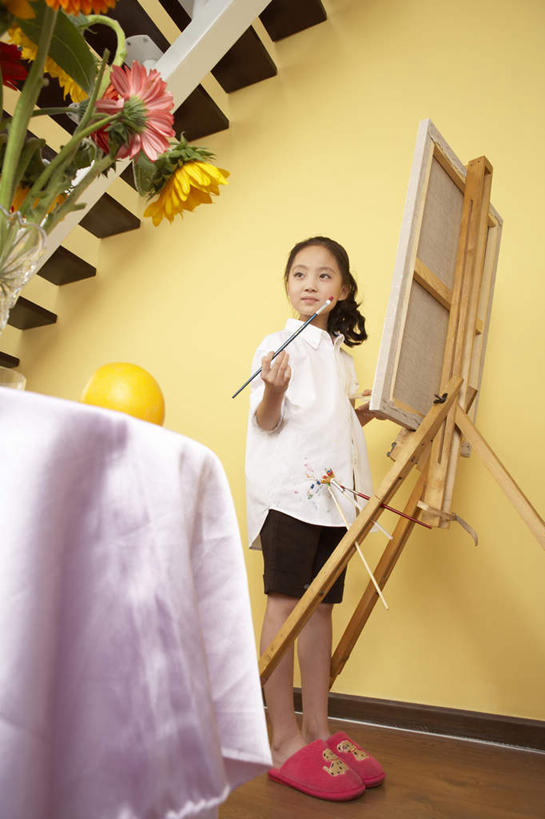 儿童,一个人,站,微笑,竖图,俯视,室内,侧面,幸福,纯洁,信心,静物,花瓶,水果,北京,中国,亚洲,仅一个女性,仅一个人,短裤,艺术,书桌,画架,刺激,花,小孩,看,仅一个小孩,橙色,可爱,乐趣,童年,童趣,摄影,肮脏,创造力,专心,知识,享乐,练习,作画,童真,烂漫,无邪,邋遢,龌龊,污秽,天真,女孩,女人,女性,中国人,孩子,画画,彩图,高角度拍摄,美术工作室,女生,油画颜料