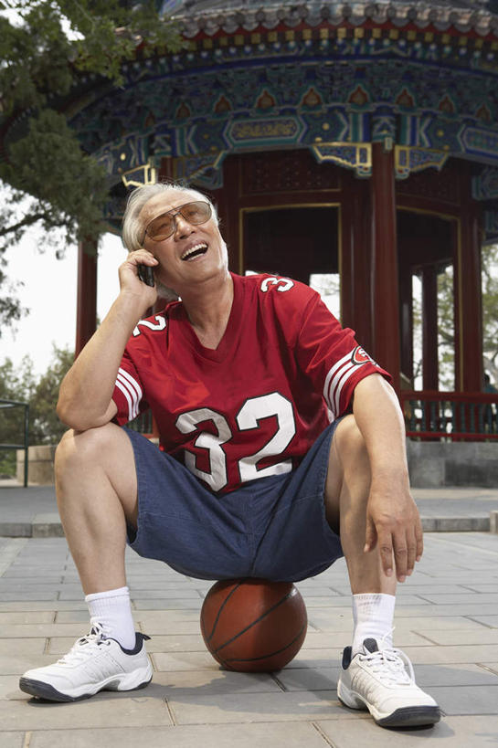 老年人,一个人,公园,坐,打电话,微笑,竖图,室外,正面,仰视,时尚,通讯,信心,技术,篮球,北京,中国,亚洲,短裤,篮球运动员,T恤,现代,刺激,自然,太阳镜,夏天,活力,摄影,退休,愉悦,亭台楼阁,老年男性,男人,男性,中国人,彩图,低角度拍摄