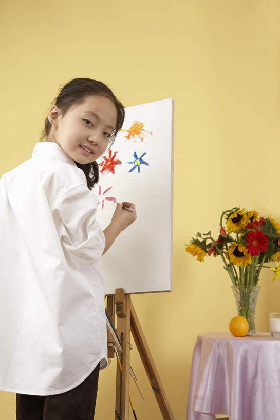 牛奶,儿童,一个人,站,微笑,竖图,俯视,室内,侧面,纯洁,信心,静物,花瓶,水果,北京,中国,亚洲,仅一个女性,仅一个人,艺术,书桌,画架,刺激,花,小孩,看,仅一个小孩,可爱,乐趣,童年,童趣,摄影,创造力,专心,知识,享乐,练习,作画,童真,烂漫,无邪,天真,女孩,女人,女性,中国人,孩子,桔子,画画,彩图,高角度拍摄,美术工作室,女生,油画颜料