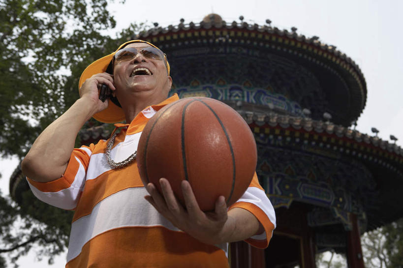 老年人,一个人,公园,站,打电话,微笑,横图,室外,留白,正面,仰视,时尚,通讯,信心,技术,篮球,帽子,项链,北京,中国,亚洲,听,篮球运动员,T恤,现代,自然,太阳镜,夏天,活力,摄影,退休,亭台楼阁,老年男性,男人,男性,中国人,半身,彩图,低角度拍摄