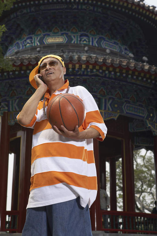 老年人,一个人,公园,站,打电话,微笑,竖图,室外,正面,仰视,时尚,通讯,信心,技术,篮球,帽子,项链,北京,中国,亚洲,短裤,听,篮球运动员,T恤,现代,自然,太阳镜,夏天,活力,摄影,退休,亭台楼阁,老年男性,男人,男性,中国人,彩图,低角度拍摄