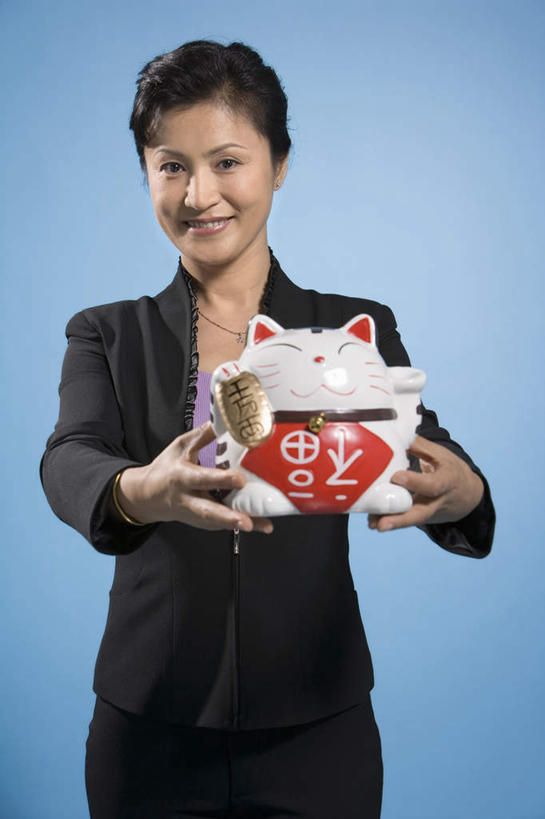 中年人,一个人,商务人士,站,微笑,竖图,室内,仰视,幸福,运气,北京,中国,亚洲,手势,财富,摄影,中国文化,中年女性,中国人,扔,彩图,低角度拍摄,影棚拍摄,打手势