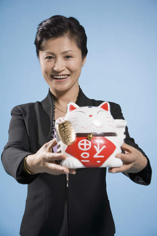 中年人,一个人,商务人士,站,微笑,竖图,室内,仰视,幸福,运气,北京,中国,亚洲,手势,财富,摄影,中国文化,中年女性,中国人,扔,彩图,低角度拍摄,影棚拍摄,打手势