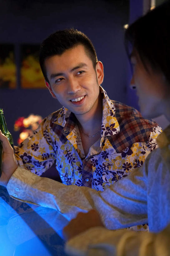 东方人,成年人,一个人,两个人,酒吧,坐,笑,微笑,露齿笑,横图,竖图,室内,夜晚,正面,侧面,聚会,时尚,夜生活,快乐,通讯,友谊,幸福,热情,信心,吧台,北京,亚洲,仅一个男性,仅一个人,连接,花纹,瓷器,食品,酒类,饮品,拿着,娱乐,饮食,刺激,酒,食物,饮料,仅一个年轻男性,休闲,啤酒瓶,放松,个性,活力,摄影,照亮,酷,享乐,愉悦,可口,东亚,队服,爱国主义,式样,适口,无忧无虑,男人,男性,年轻男性,亚洲人,中国人,年轻人,休闲活动,说话,半身,彩图,欢乐,比尔