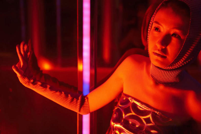 一个人,酒吧,横图,室内,正面,仰视,时尚,夜生活,快乐,霓虹灯,北京,中国,亚洲,音乐,休闲,幻想,摄影,活动,动作,照亮,都市风光,气氛,夜总会,年轻女性,女人,中国人,年轻人,休闲活动,半身,彩图,低角度拍摄,欢乐,魅力