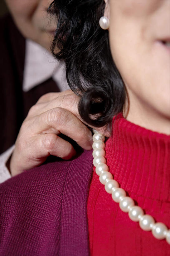 东方人,中年人,老年人,脸,头,脸颊,手,两个人,家庭,夫妻,丈夫,妻子,微笑,竖图,室内,特写,正面,爱情,快乐,幸福,礼物,项链,珠宝,北京,亚洲,瓷器,房屋,公寓,浪漫,拿着,肩膀,试穿,温暖,温馨,一家人,恩爱,财富,恋人,摄影,协助,部分,扣,和睦,放置,高雅,关爱,华贵,出示,东亚,珍珠牡蛎,异性恋,老年男性,老年女性,男人,男性,女人,女性,亚洲人,中国人,头部,脸部,脸蛋,面部,夫妇,情侣,彩图,爱,欢乐,给予,伴侣,融洽,挨着