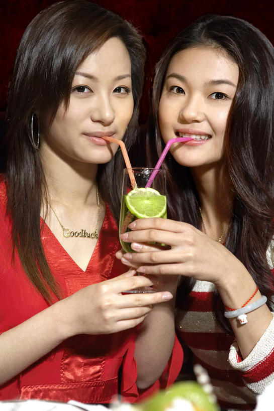 东方人,成年人,两个人,坐,笑,微笑,露齿笑,竖图,室内,白天,正面,聚会,快乐,友谊,幸福,分享,窗户,城市,柠檬,玻璃,北京,亚洲,喝,连接,并排,瓷器,食品,酒类,饮品,拿着,休闲装,饮食,酒,食物,饮料,休闲,放松,摄影,享乐,愉悦,葡萄酒杯,可口,肖像,合伙,东亚,适口,男人,男性,年轻男性,年轻女性,女人,女性,亚洲人,中国人,年轻人,休闲活动,半身,彩图,欢乐,餐馆,利口酒杯,闺密,挨着,混合饮料