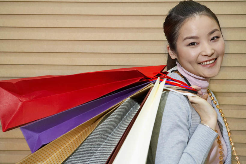 东方人,成年人,脸,头,脸颊,一个人,商店,站,笑,微笑,露齿笑,横图,室内,室外,白天,侧面,毛衣,购物,快乐,幸福,消费,城市,北京,亚洲,仅一个年轻女性,仅一个女性,仅一个人,丰富,瓷器,商品,购物袋,拿着,现代,肩膀,扛,休闲,放松,零售,摄影,多样,高雅,享乐,愉悦,都市风光,购买,华贵,选择,东亚,无忧无虑,年轻女性,女人,女性,亚洲人,中国人,年轻人,头部,脸部,脸蛋,面部,休闲活动,半身,彩图,欢乐,购物中心,赛尔