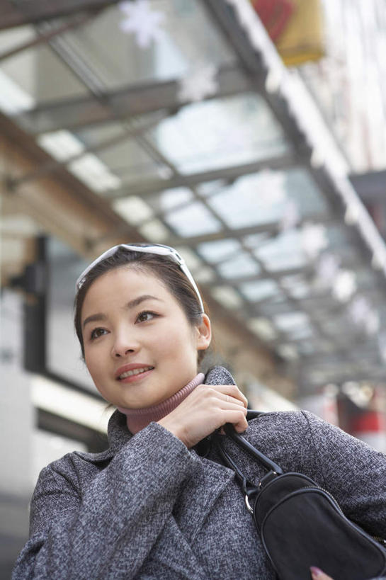 东方人,成年人,一个人,笑,微笑,露齿笑,竖图,室外,白天,正面,购物,快乐,幸福,消费,街道,北京,亚洲,连接,瓷器,购物袋,零售,摄影,钱包,手包,享乐,零钱包,购买,东亚,茄克,年轻女性,亚洲人,中国人,年轻人,步行,半身,彩图,欢乐