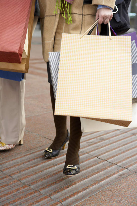 东方人,成年人,两个人,竖图,室外,特写,白天,正面,购物,友谊,消费,街道,北京,亚洲,并排,瓷器,购物袋,拿着,零售,摄影,钱包,部分,零钱包,购买,东亚,年轻女性,女人,女性,亚洲人,中国人,年轻人,腰部,步行,彩图,闺密