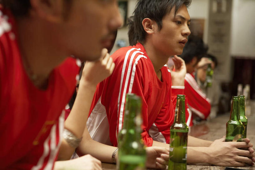 东方人,成年人,两个人,酒吧,横图,室内,白天,侧面,制服,夜生活,友谊,运动,吧台,北京,亚洲,喝,连接,瓷器,折扇,食品,酒类,饮品,拿着,娱乐,饮食,酒,食物,饮料,瓶子,啤酒瓶,个性,活力,摄影,生活方式,失望,支撑,酷,享乐,可口,东亚,队服,适口,担心,男人,男性,年轻男性,亚洲人,中国人,年轻人,半身,彩图,酒馆,比尔