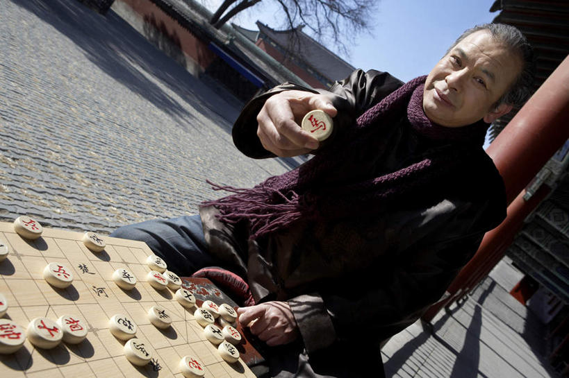 东方人,老年人,一个人,公园,天坛,坐,微笑,横图,竖图,室外,白天,正面,竞争,太阳,北京,日光,亚洲,仅一个男性,仅一个人,瓷器,拿着,休闲装,传统,麻将,仅一个老年男性,休闲,健康,棋子,国际象棋,放松,摄影,生活方式,退休,专心,愉悦,中国文化,东亚,中国象棋,技能,西洋跳棋,老年男性,男人,男性,亚洲人,中国人,休闲活动,彩图,传统文化,人老心不老