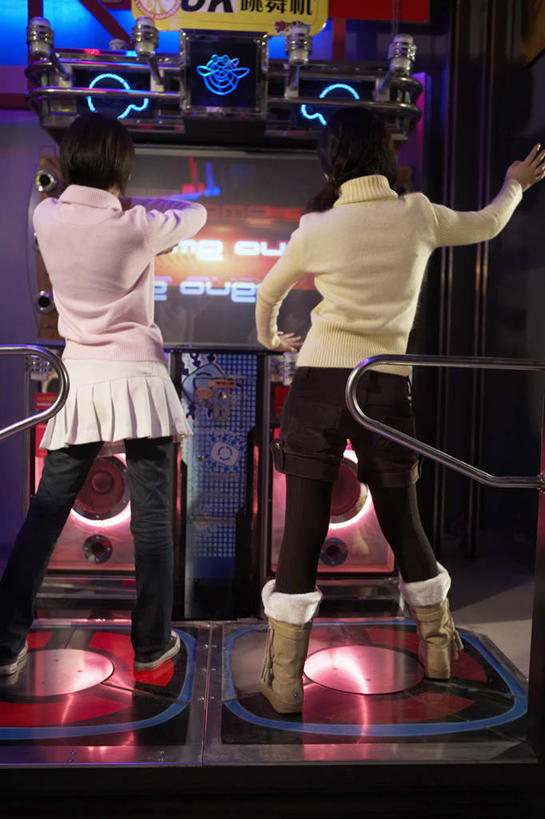 东方人,儿童,少年,成年人,一个人,两个人,学生,站,举,微笑,竖图,室内,毛衣,度假,夜生活,游戏,快乐,兴奋,友谊,纯洁,中国,亚洲,仅一个年轻女性,仅一个女性,仅一个人,击掌,音乐,牛仔裤,休闲装,小孩,背面,托,仅一个小孩,休闲,放松,活力,可爱,童年,童趣,照亮,荧光,享乐,近景,游戏厅,童真,东亚,烂漫,无邪,北京市,天真,年轻女性,女孩,女人,女性,亚洲人,中国人,孩子,年轻人,休闲活动,举起,举手,举着,向上举,向上伸,向上托,彩图,舞蹈,女生,电子游戏机,计算机游戏