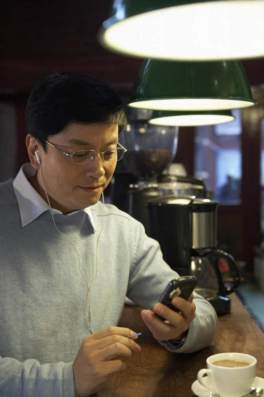 咖啡,中年人,一个人,商务人士,商务男性,坐,微笑,竖图,室内,正面,毛衣,衬衫,通讯,技术,北京,中国,套装,眼镜,咖啡杯,听,灯,摄影,商务装,工薪阶层,东亚,咖啡滤纸,中年男性,中国人,白领,上班族,半身,彩图,衬衣,咖啡馆