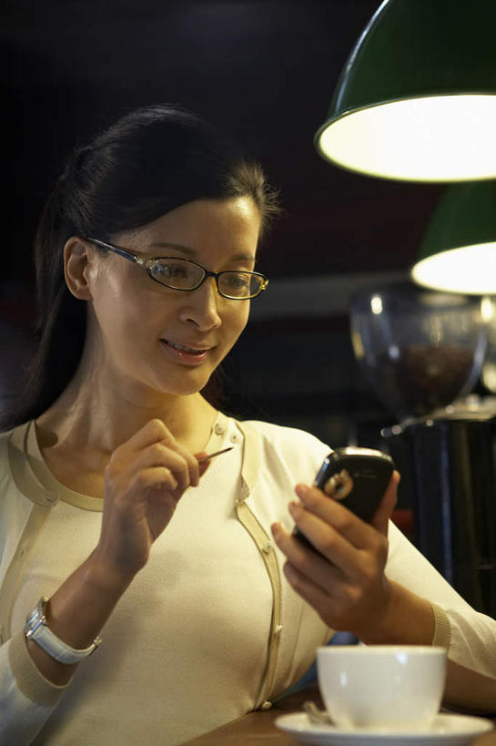 咖啡,一个人,商务人士,商务女性,坐,打电话,微笑,竖图,室内,正面,毛衣,通讯,技术,北京,中国,套装,眼镜,咖啡杯,灯,摄影,商务装,工薪阶层,东亚,咖啡滤纸,中国人,白领,上班族,半身,彩图,咖啡馆