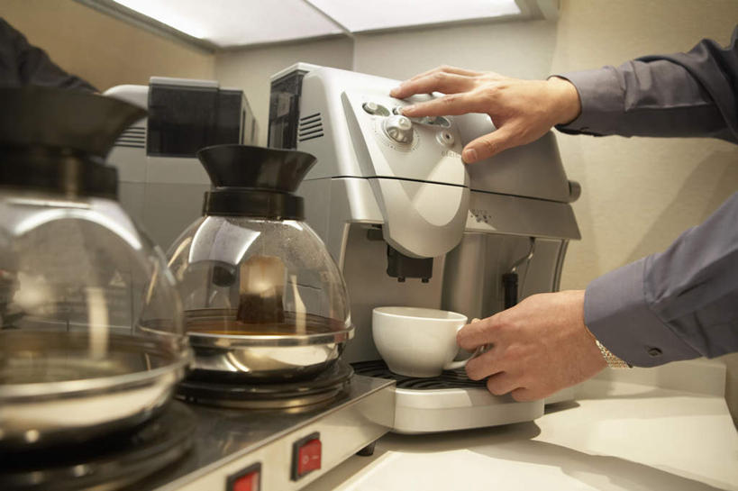 东方人,成年人,中年人,一个人,商务人士,商务男性,办公室,站,横图,室内,特写,正面,衬衫,商务,厨房,中国,亚洲,仅一个男性,仅一个人,仅一个中年男性,喝,套装,朦胧,模糊,壶,围墙,咖啡杯,拿着,饮食,水壶,茶壶,容器,职业,休息,放松,部分,操作,经理,近景,商务装,工薪阶层,东亚,高压蒸汽咖啡机,北京市,茶水间,咖啡滤纸,男人,男性,中年男性,亚洲人,中国人,白领,上班族,茶杯,彩图,衬衣,办公室职员