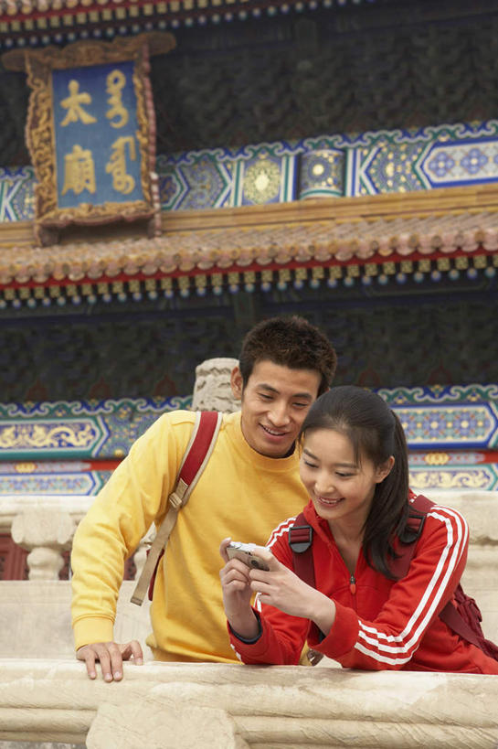 两个人,站,微笑,竖图,室外,留白,正面,仰视,旅游,度假,快乐,技术,建筑,相机,北京,中国,浪漫,T恤,太庙,休闲,放松,摄影,便利,享乐,东亚,背包客,队服,年轻男性,年轻女性,中国人,年轻人,半身,彩图,低角度拍摄,爱,伴侣,好奇心