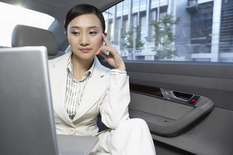 一个人,商务人士,坐,横图,正面,仰视,商务,笔记本电脑,互联网,技术,汽车,北京,中国,摄影,便利,专心,身份,东亚,年轻女性,女人,中国人,白领,彩图,低角度拍摄,办公室职员