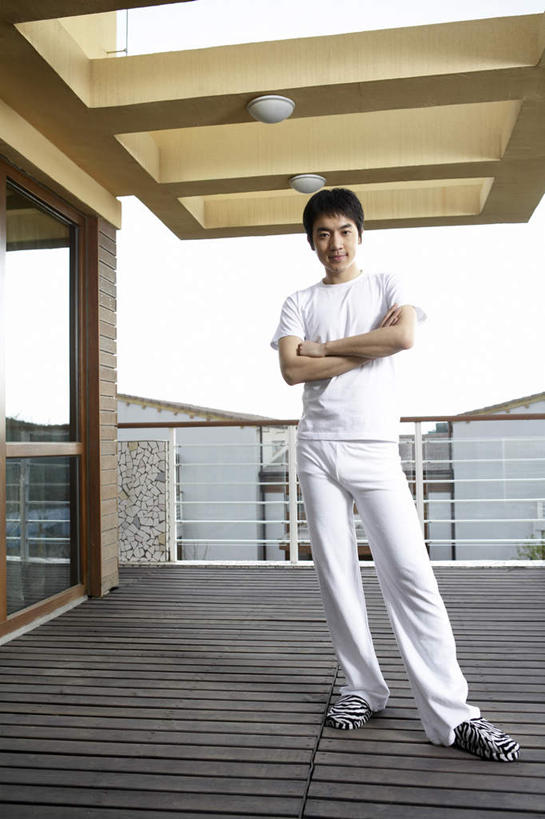 东方人,成年人,一个人,家庭,站,双手交叉,微笑,竖图,室外,白天,正面,快乐,满意,信心,别墅,阳台,建筑,亚洲,瓷器,房屋,公寓,院子,休闲装,干净,白色,拖鞋,休息,休闲,温暖,温馨,一家人,放松,生活方式,和睦,双手抱胸,舒适,住房,享乐,都市风光,清新,华贵,房地产,东亚,北京市,无忧无虑,斑马纹,男人,男性,年轻男性,亚洲人,中国人,年轻人,休闲活动,彩图,欢乐,融洽