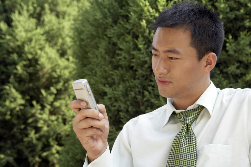 一个人,公园,坐,横图,留白,侧面,仰视,通讯,信心,技术,城市,北京,中国,亚洲,小贩,领带,联系,现代,自然,夏天,看,活力,凝视,摄影,便利,专心,经理,搜寻,年轻男性,中国人,年轻人,半身,彩图,低角度拍摄,办公室职员