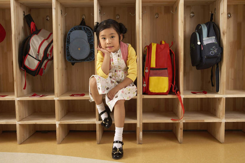 一个人,坐,横图,室内,正面,仰视,智慧,互联网,北京,中国,亚洲,裤子,地面,教育,T恤,教室,摄影,生长,运送,女孩,中国人,低角度拍摄