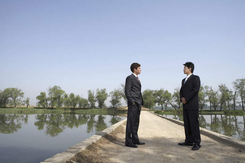 东方人,成年人,一个人,两个人,商务人士,商务男性,站,横图,室外,白天,留白,侧面,衬衫,度假,商务,讨论,游戏,快乐,满意,通讯,友谊,分享,成功,合作,团队,信心,竞争,湖,河流,森林,日光,亚洲,仅一个男性,仅一个人,套装,正装,开会,对称,会议,瓷器,桥,郊区,拿着,干净,刺激,树,仅一个年轻男性,绿色,自然,夏天,职业,休息,休闲,概念,思考,面对面,放松,平衡,同意,收获,保护,协助,支撑,环境,专心,享乐,清新,决心,商务装,工薪阶层,东亚,环境保护,万里无云,北京市,快活,欢愉,康乐,男人,男性,年轻男性,亚洲人,中国人,年轻人,白领,上班族,触摸,彩图,衬衣,高兴,精力,商务会议,白色人种,空头支票,苦尽甘来