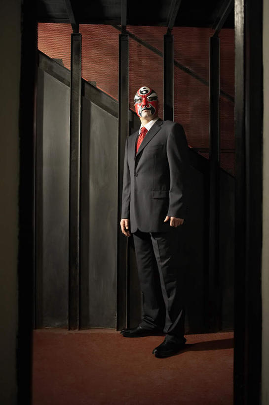 东方人,中年人,老年人,秃头,一个人,商务人士,演员,电影明星,商务男性,舞台,站,竖图,室内,正面,衬衫,商务,楼梯,亚洲,捆扎,套装,正装,瓷器,传统,概念,遮,遮掩,灵感,掩盖,遮挡,中国文化,决心,商务装,改变,夜总会,伪装,反差,比例,工薪阶层,京剧,东亚,东亚文化,遮盖,北京市,歌剧,掩饰,老年男性,亚洲人,中国人,光头,无发,白领,上班族,影视明星,彩图,衬衣,中国戏曲,防护面罩,传统文化,京剧演员