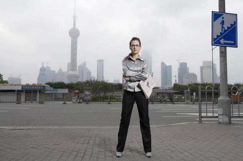 东方人,成年人,中年人,一个人,商务人士,商务女性,停车场,站,双手交叉,横图,室外,白天,留白,正面,度假,商务,快乐,自由,成功,信心,竞争,建筑业,笔记本电脑,美景,天际线,雾,车库,城市风光,城市,街道,摩天大楼,报纸,鞋子,上海,亚洲,仅一个女性,仅一个人,准备,套装,服装,标志,瓷器,眼镜,河岸,景观,云,古城,人行道,塔,拿着,注视,娱乐,衣服,外滩,观察,看,仅一个中年女性,职业,享受,休闲,景色,放松,活力,力量,想,运输,服饰,生活方式,观看,展览,污染,察看,便利,双手抱胸,享乐,衣着,愉悦,穿着,都市风光,关注,清新,运送,商务装,足,工薪阶层,东亚,千禧穹顶,衣饰,活页夹,无线电技术,能力,计算机,女人,女性,中年女性,亚洲人,中国人,白领,上班族,彩图,欢乐,泊车场,东方明珠塔,苦尽甘来