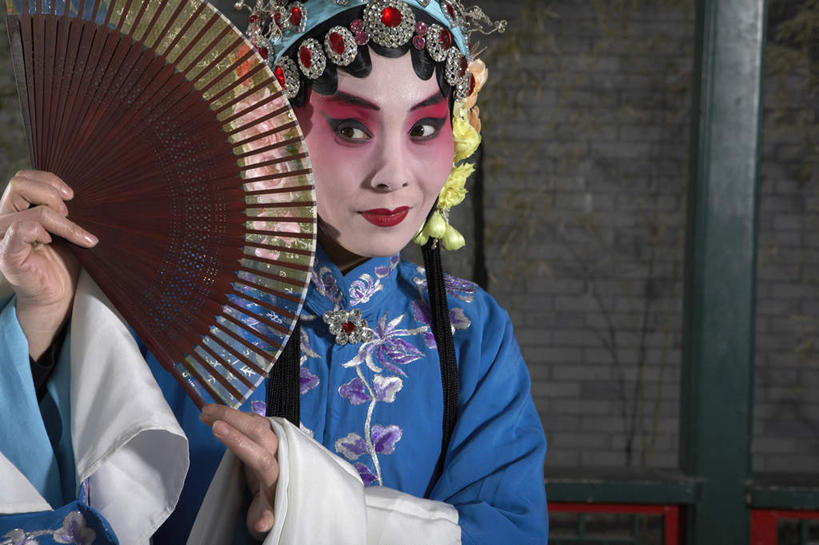 东方人,老年人,脸,头,脸颊,一个人,演员,电影明星,站,横图,竖图,室内,室外,白天,正面,美景,珠宝,刺绣,亚洲,表演,准备,瓷器,折扇,景观,拿着,表演者,传统,肩膀,自然,看,思考,景色,专心,袖子,练习,中国文化,自然风光,典礼,京剧,东亚,东亚文化,遮蔽,北京市,歌剧,亭台楼阁,害羞,年轻女性,女人,女性,亚洲人,中国人,年轻人,头部,脸部,脸蛋,面部,影视明星,半身,彩图,传统服装,锦缎,中国戏曲,传统文化,京剧演员,性格