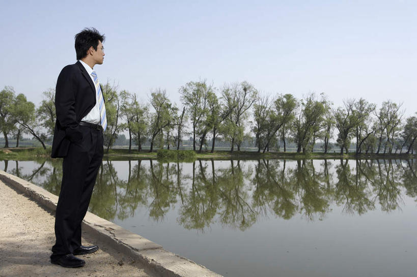 东方人,成年人,一个人,商务人士,商务男性,站,横图,室外,白天,留白,侧面,衬衫,度假,商务,满意,成功,信心,湖,河流,森林,日光,亚洲,仅一个男性,仅一个人,捆扎,套装,正装,瓷器,眼镜,水边,桥,郊区,注视,干净,树,仅一个年轻男性,绿色,自然,夏天,观察,看,职业,休息,休闲,概念,思考,放松,同意,想,凝视,观看,灵感,保护,怀旧,支撑,环境,察看,专心,领导,享乐,关注,清新,决心,商务装,工薪阶层,东亚,纯净,环境保护,万里无云,北京市,把握,男人,男性,年轻男性,亚洲人,中国人,年轻人,白领,上班族,彩图,衬衣,精力,空头支票,苦尽甘来,掌控