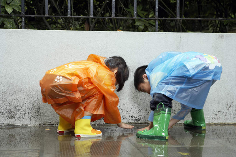 东方人,儿童,两个人,家庭,兄弟,姐妹,邻居,站,蹲,横图,室外,白天,留白,裙子,度假,夜生活,游戏,快乐,通讯,探险,自由,友谊,纯洁,神秘,分享,合作,雨,大雨,街道,上海,亚洲,淋浴,湿,检查,瓷器,雨鞋,人行道,小路,天气,T恤,俯身,注视,牛仔裤,树,小孩,背面,蓝色,绿色,自然,社区,春天,夏天,观察,看,试穿,休息,休闲,概念,橙色,放松,活力,可爱,探索,童年,童趣,生长,观看,动作,环境,察看,享乐,愉悦,都市风光,关注,秘密,清新,雨衣,私密,童真,东亚,烂漫,无邪,发展,滑雪靴,水坑,无忧无虑,天真,男孩,女孩,亚洲人,中国人,孩子,休闲活动,彩图,欢乐,雪靴,隐秘,好奇心