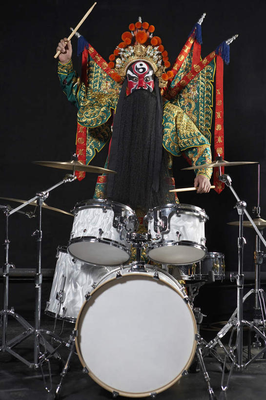 东方人,中年人,老年人,胡须,一个人,演员,电影明星,舞台,竖图,正面,旗帜,亚洲,仅一个男性,表演,摇摆,准备,黑色背景,瓷器,鼓,拿着,表演者,传统,练习,愉悦,中国文化,改变,伪装,反差,演出服,比例,鼓槌,京剧,东亚,将军,东亚文化,爵士鼓,北京市,歌剧,老年男性,男人,男性,年轻男性,亚洲人,中国人,胡子,络腮胡,影视明星,彩图,传统服装,中国戏曲,防护面罩,摇摆舞,传统文化,京剧演员,性格