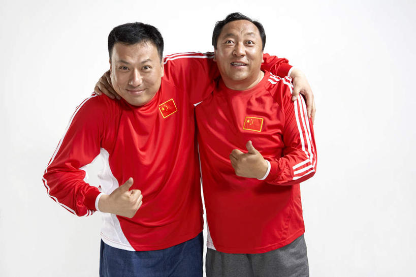 东方人,成年人,中年人,老年人,两个人,站,笑,微笑,露齿笑,横图,竖图,留白,白色背景,正面,运动服,快乐,满意,兴奋,友谊,智慧,热情,骄傲,成功,运动,橄榄球,国旗,亚洲,连接,突出,欢呼,并排,瓷器,T恤,大喊,称赞,表扬,刺激,红色,白色,社区,看,手势,竖,搭,凝视,翘,高,惊奇,支撑,酷,享乐,夸奖,优秀,愉悦,成就,搭着,近景,中国文化,出示,荣誉,东亚,队服,爱国主义,好,妙,顺利,出色,超群,杰出,卓越,奇妙,北京市,快活,欢愉,康乐,贡献,能力,聪明,团结,信任,男人,男性,中年男性,亚洲人,中国人,大拇指,休闲活动,拥抱,彩图,影棚拍摄,高兴,打手势,精力,挨着,空头支票,苦尽甘来